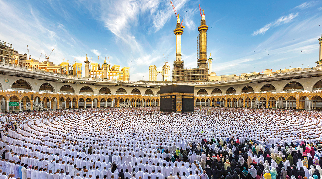 Photo of thousands of people wearing white & praying at Mecca